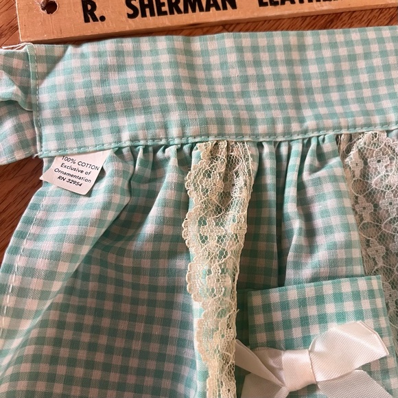 Vintage 100% cotton green gingham embroidered apron with lace trim -love… - Picture 7 of 12